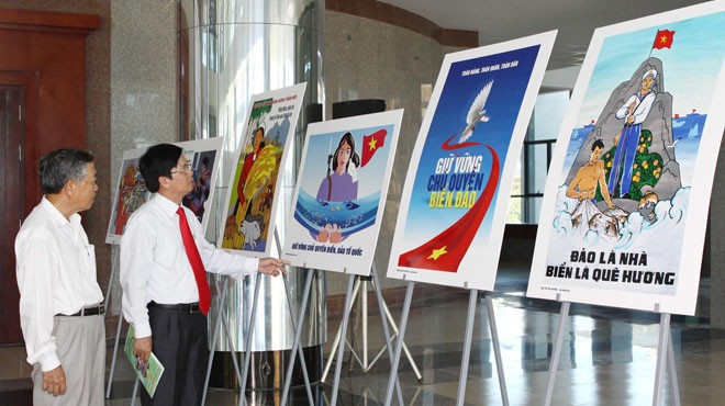 Exhibition of posters on Vietnam’s sea, islands opens - ảnh 1